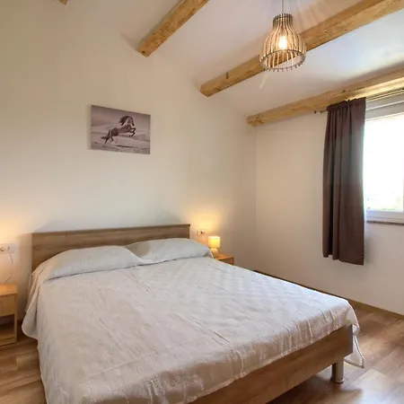 Charming Seve With Private Pool In Póla