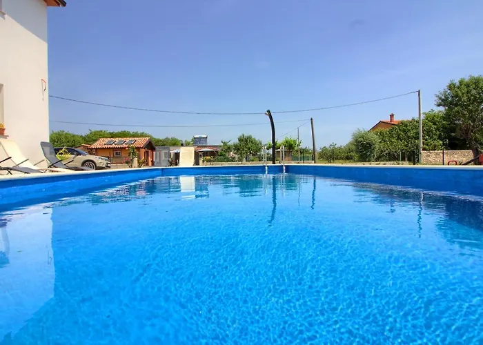 Charming Seve With Private Pool In 풀라