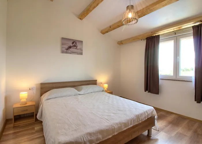 Charming Seve With Private Pool In 풀라