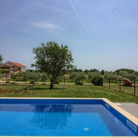 Charming Seve With Private Pool In Pula